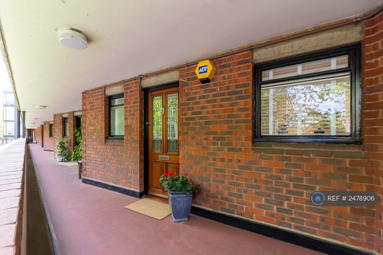1 bedroom flat in Cooper Close, London, SE1 (1 bed) (#2478906)