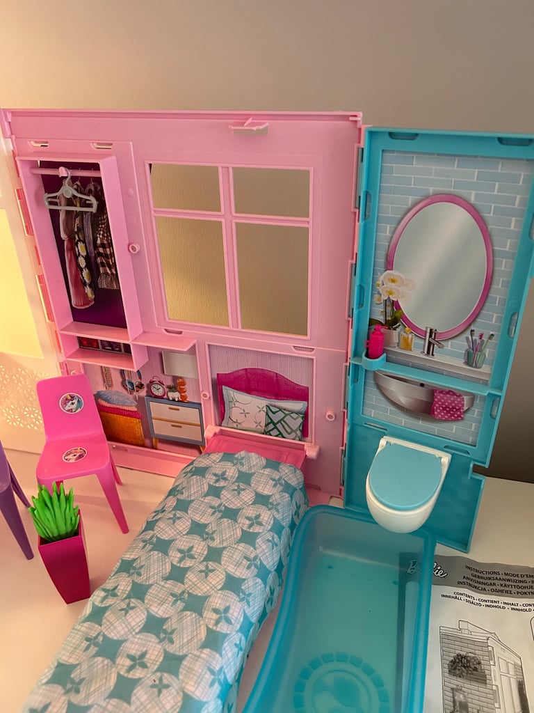 Barbie portable house and dolls bundle
