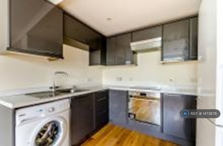4 bedroom flat in Stoughton Close, London, SW15 (4 bed) (#1473878)