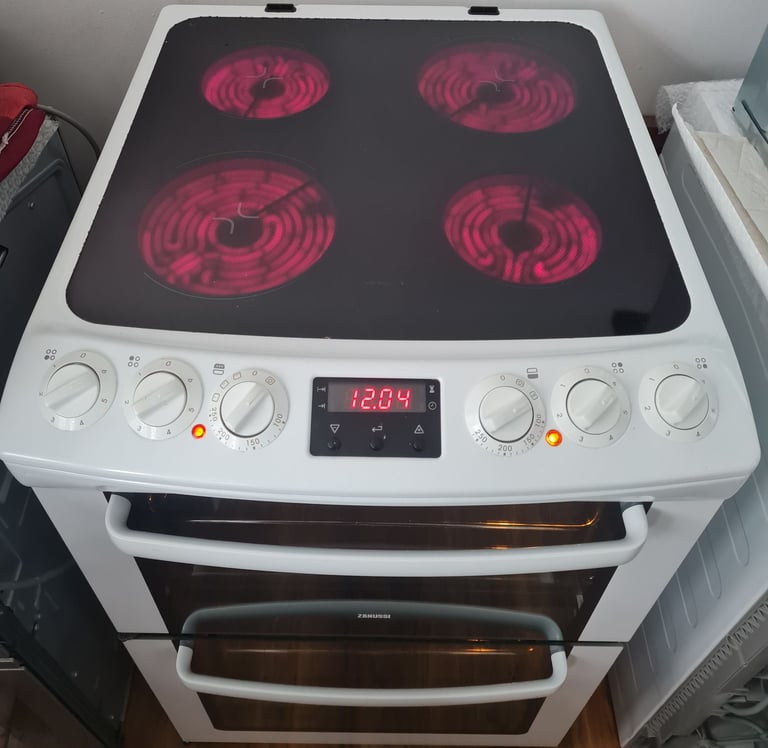 Zanussi freestanding electric cooker white 55cm 