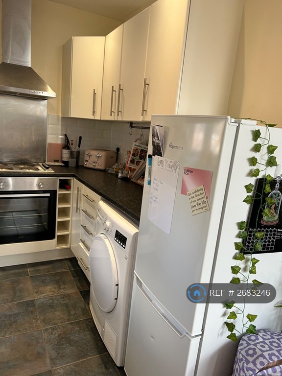 1 bedroom flat in Parkfield Road, Aigburth, Liverpool, L17 (1 bed) (#2683246)