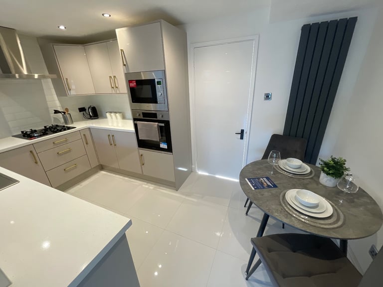 STUNNING FULLY FURNISHED 3 BED + FREE PARKING (Contractors & Professionals) - All Bills Included 