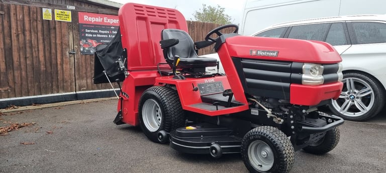 Ride on mower Westwood V25-50...only 136 hours used...mint condition...