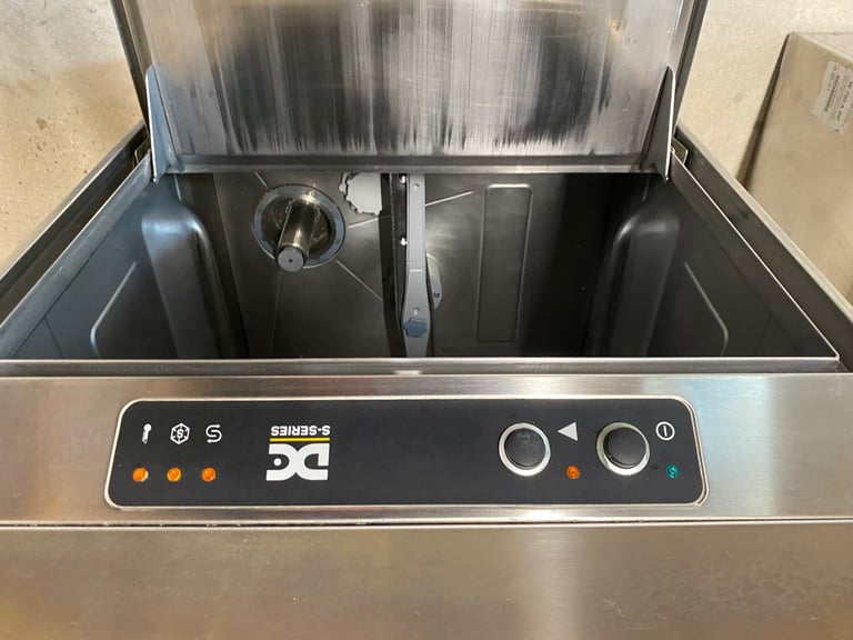 Undercounter commercial dishwasher