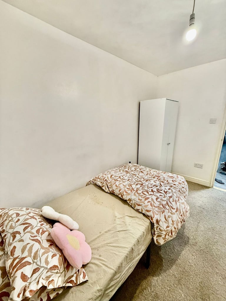 Room to rent in E16