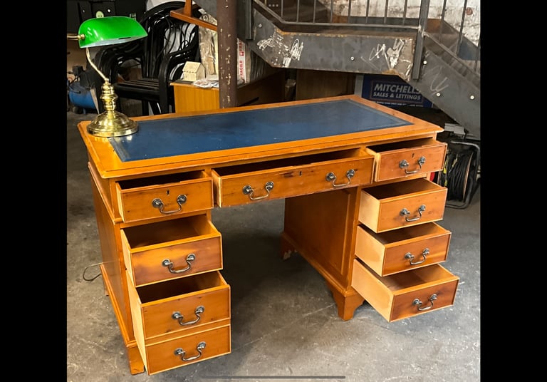 Beautiful Victorian Ladies Writing Desk in very good condition 