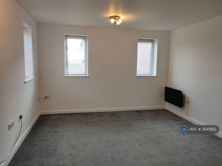 2 bedroom flat in Pine Street, Aylesbury, HP19 (2 bed) (#2645163)