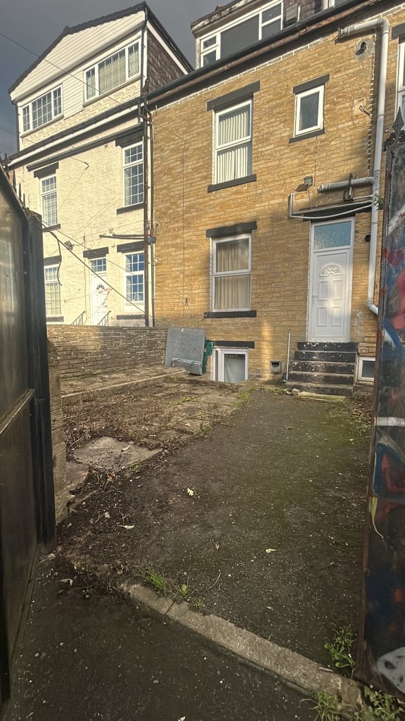 2 bed flat , separate kitchen , 1 seperate toilet and 2 very spacious rooms 