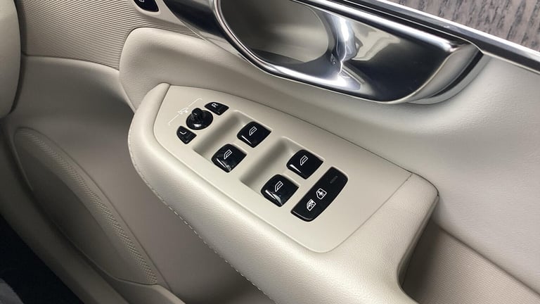 2022 Volvo XC90 Plus Dark B5 (235 hp) ESTATE Diesel/Electric Hybrid Automatic
