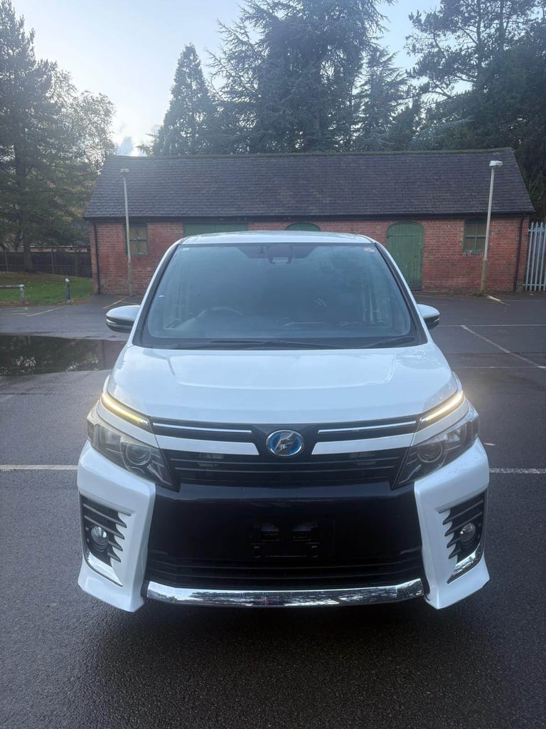 TOYOTA VOXY HYBRID 2016