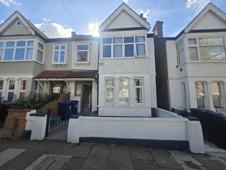 4 bedroom house in Cowper Road, London