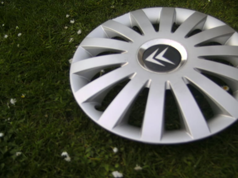 RARE,GENUINE CITROEN 14 INCH WHEEL TRIM,BLACK CENTRE,CHROME RING,C/W RETAINING RING TO FIT IT