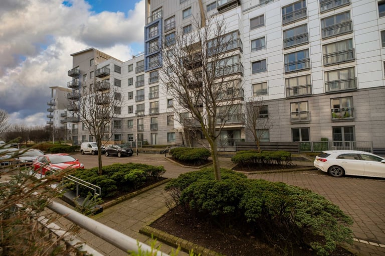 FLAT SHARE: DOUBLE ROOMS for let within remarkable, 4 bed, new-build flat with large roof terrace
