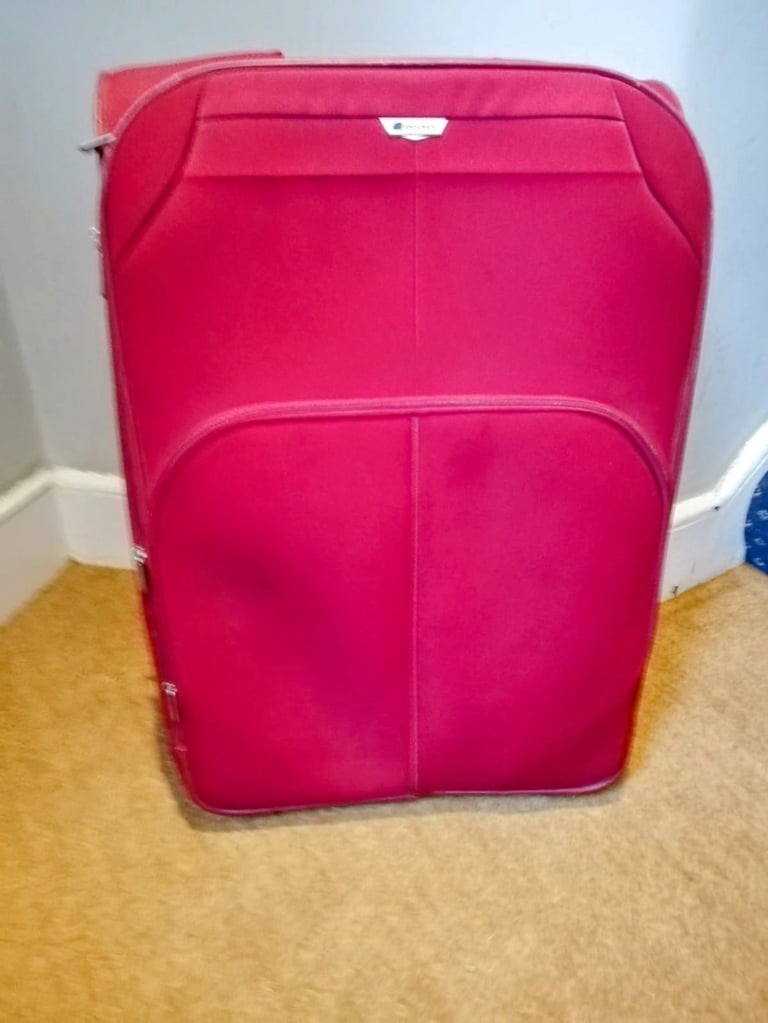 2x BIG TRAVELLING LUGGAGES/SUITCASES
