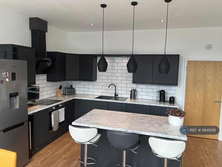 2 bedroom flat in Warwickgate House, Old Trafford, Manchester, M16 (2 bed) (#2641258)