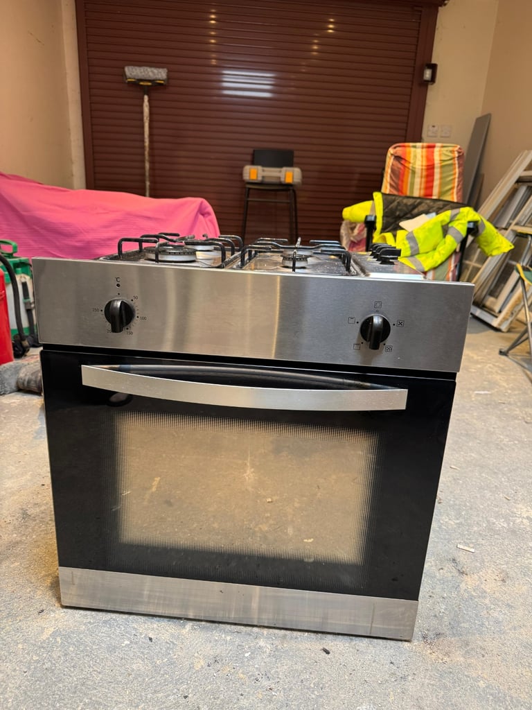 Freestanding cooker and oven 