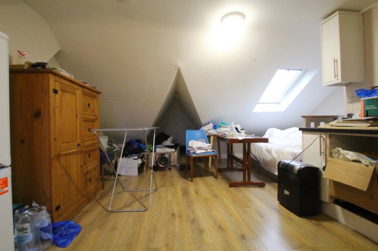 Chain Free! Hane Estate Agents offer a 5 bedroom, 3 reception room mid terrace house.