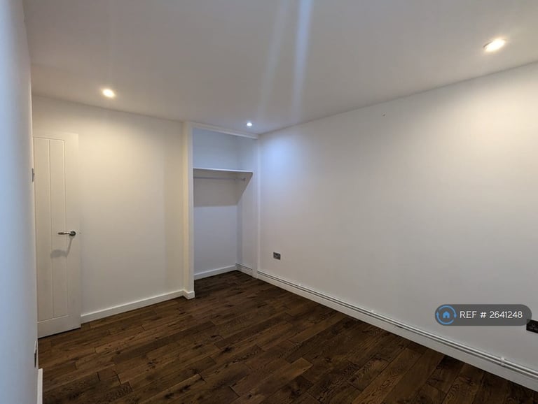 3 bedroom flat in Kelyway House, London, SW2 (3 bed) (#2641248)