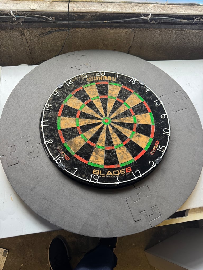 Winmau dartboard with surround 