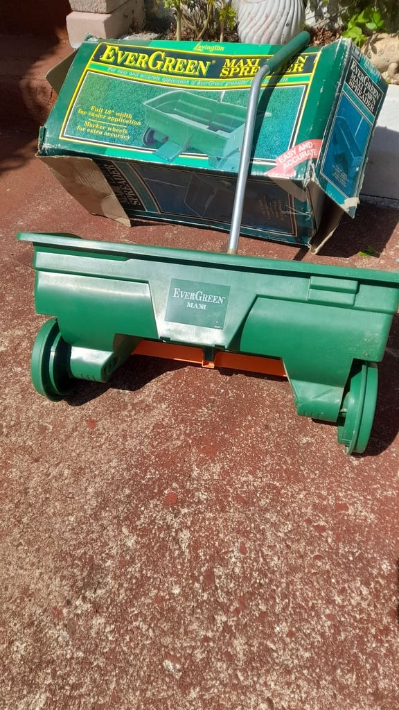 image for Evergreen maxi lawn spreader 