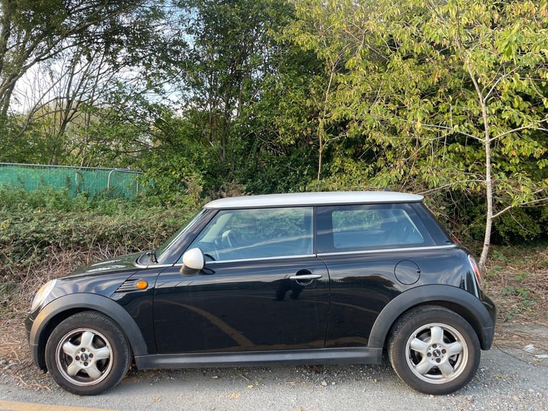 MINI COOPER 1.6 PETROL 10 REG BLACK 3 DOOR MOT FEBRUARY 25TH 2026 TAX £165 LOW INSURANCE 50+MPG