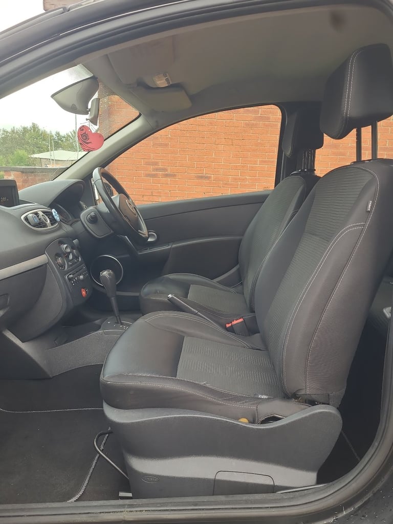 Renault, CLIO, Hatchback, 2011, Automatic, 1598 (cc), 3 doors