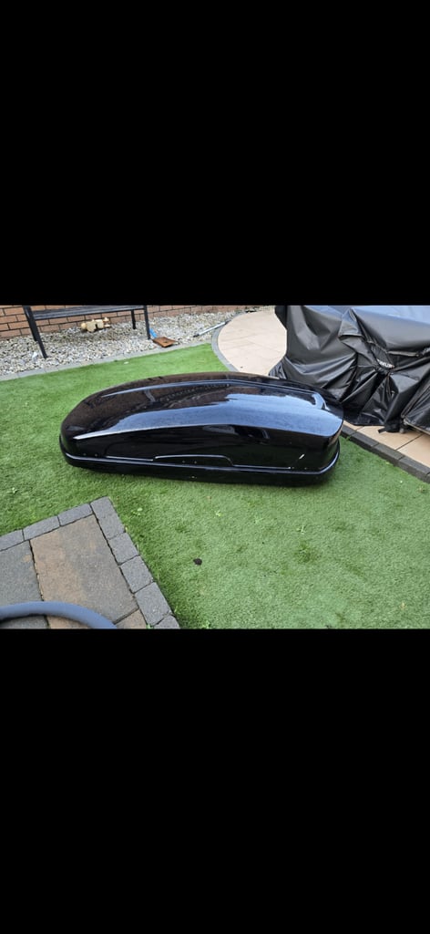 Roof box and accessories