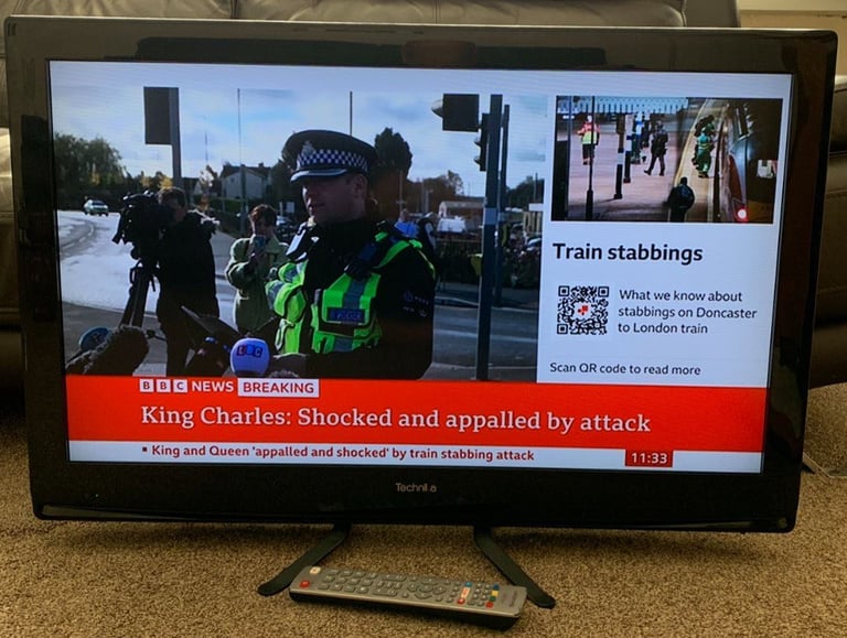 ++ Technika 32 Inch HD LCD TV Built In DVD Player & Freeview ++