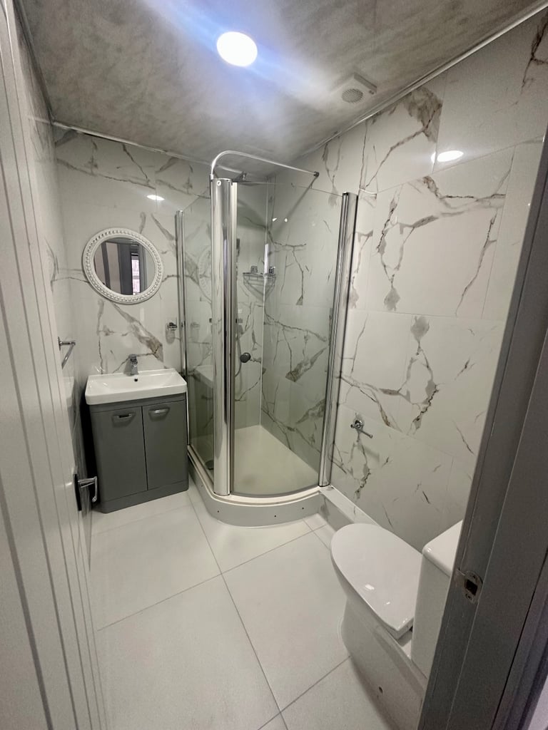 ** All bills inclusive Studio Flat with roof top garden **