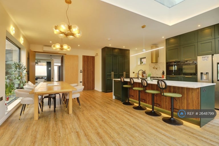 5 bedroom house in Park Road, Colliers Wood, SW19 (5 bed) (#2648799)