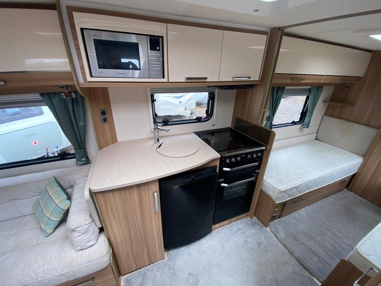 LUNAR ULTIMA 570 - 2016 - FIXED SINGLE BEDS - 4 BERTH - END WASHROOM - MOVER 