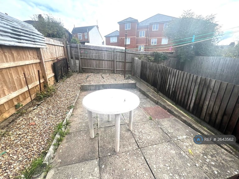 4 bedroom house in Newington Road, Northampton, NN2 (4 bed) (#2643562)