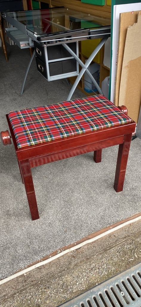 Adjustable piano stool