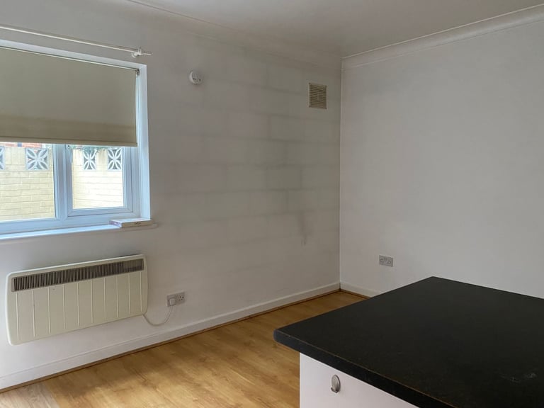 Excellent condition large ground floor Studio Flat in Winchmore Hill, N21.