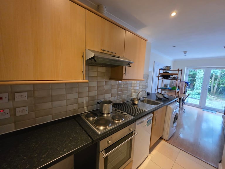DOUBLE ROOM+ PRIVATE EN-SUITE SHOWER ROOM AVAILABLE - 7 Minutes walk to the BARNET HOSPITAL 