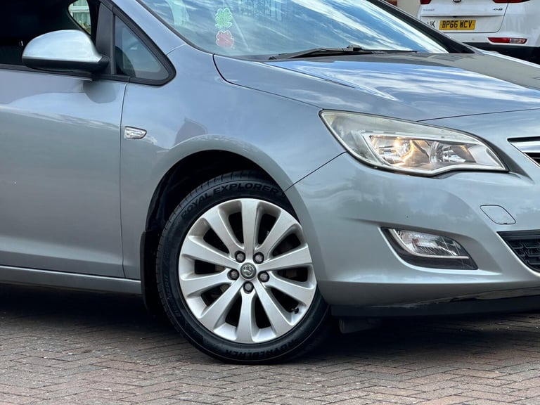 2011 Vauxhall Astra 1.4 16v Exclusiv Euro 5 5dr HATCHBACK Petrol Manual