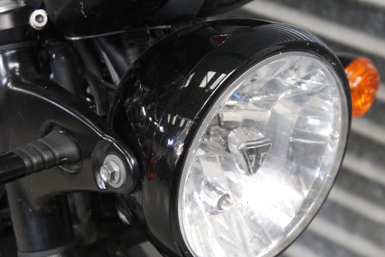 2018 18 TRIUMPH BONNEVILLE 900 T100 BLACK EDITION 9000 MILES TRADE SALE NEW MOT