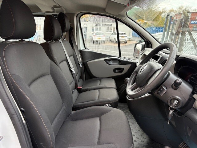 2017 Renault Trafic LL29 dCi 95 Business Crew Van 6 SEATER A/C WINDOW VAN Diesel Manual