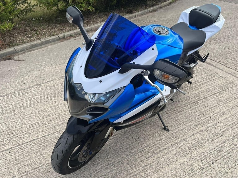 2014 14 SUZUKI GSXR 1000 L4 BLUE  WHITE SPORTS R1 GSXR1000 - LOW MILES CBR