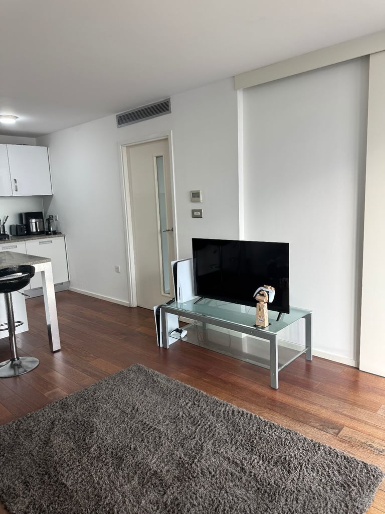 Modern Double Room in the Heart of Birmingham City Centre – All Bills Included!