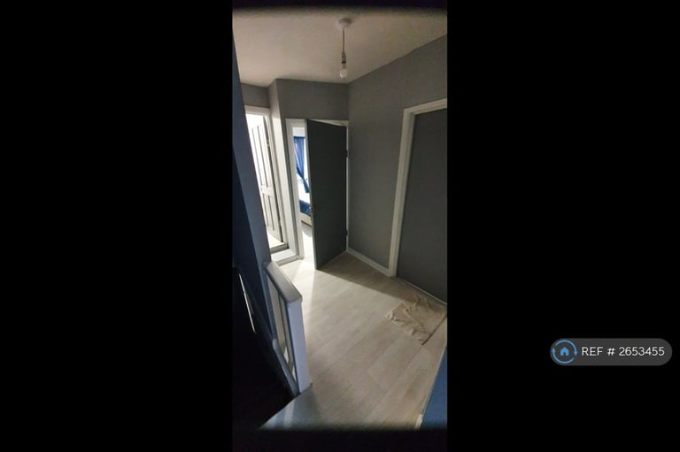3 bedroom flat in Ealing Broadway, London, W5 (3 bed) (#2653455)