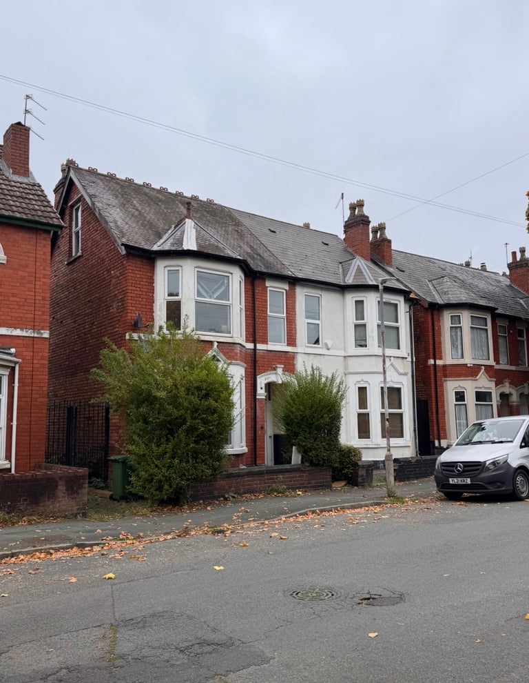 5 Bedroom, 2 Bath & 2 Kitchen Semi Detached House For Rent! 