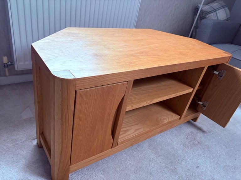WINSOR Corner TV Stand – Solid Oak