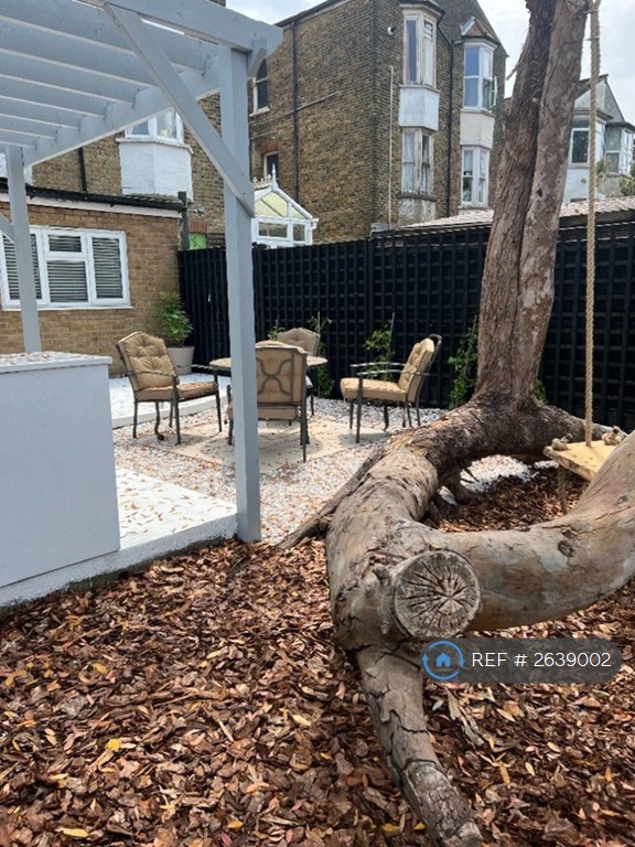 2 bedroom flat in San Remo Parade, Westcliff-On-Sea, SS0 (2 bed) (#2639002)