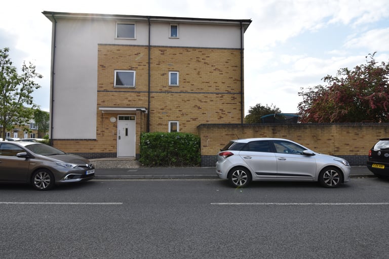 2 bedroom flat in 35 Founders Close, , UB5