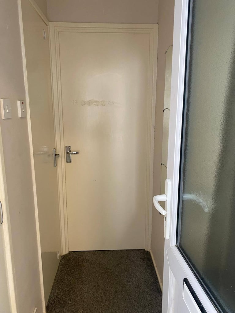 Spacious 1-Bedroom first floor Flat – Excellent Location Between Town Centre & Old Town