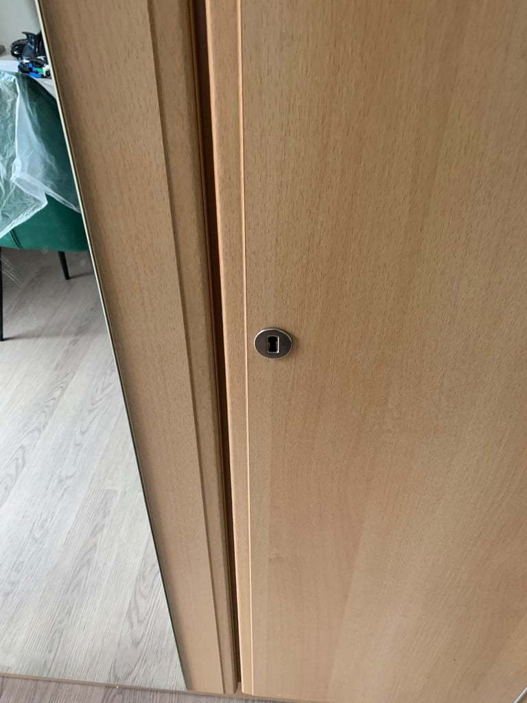 🚪 Moving Out Sale – Large Double Wardrobe (H:197cm W:200cm D:57cm) – Excellent Condition – £500