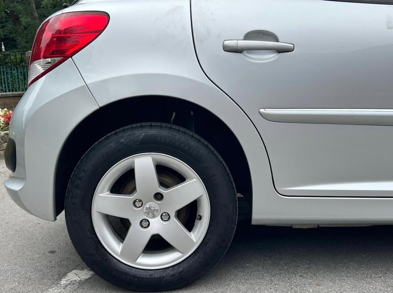 2011 Peugeot 207 1.4 VTi Sportium Euro 5 5dr HATCHBACK Petrol Manual