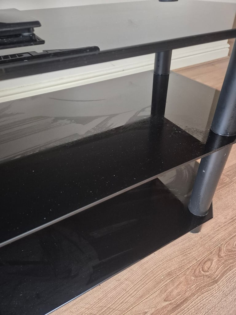 PHILIPS TV 26HFL 2808D/12 together with 3 tier glass stand