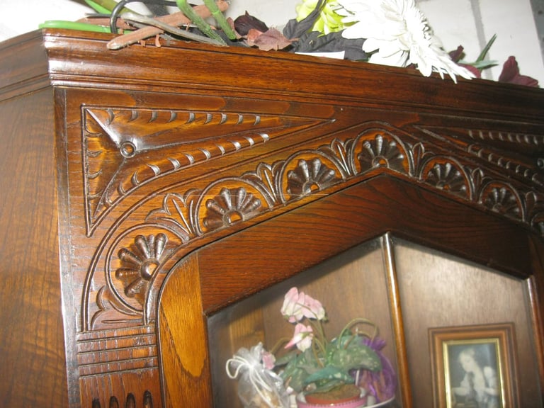 CARVED ORNATE OAK CORNER CABINET. LOCK & KEY. GOOD ORDER. DELIVERY AVAILABLE